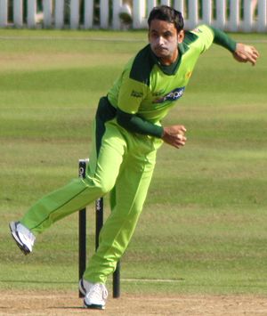 English: Mohammad Hafeez bowling during a 50-o...